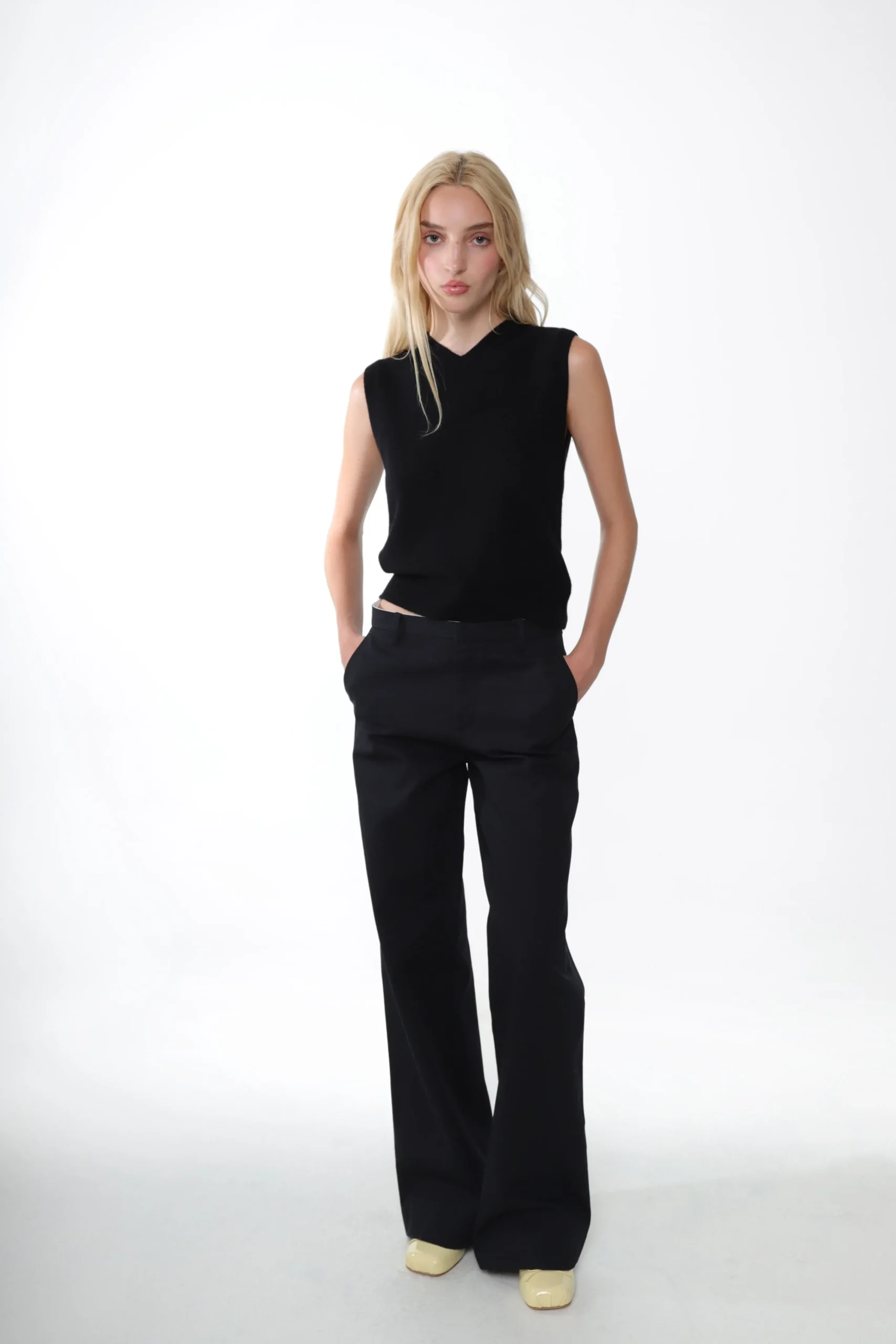 SANDY LIANG CASHMERE SHRUNKEN VEST IN BLACK> Knits