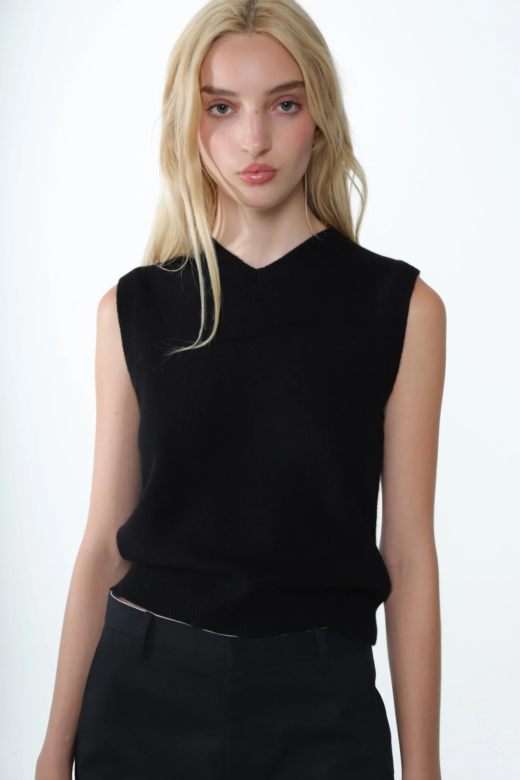 cashmere_shrunken_vest_in_black_3.webp SANDY LIANG CASHMERE SHRUNKEN VEST IN BLACK> Knits