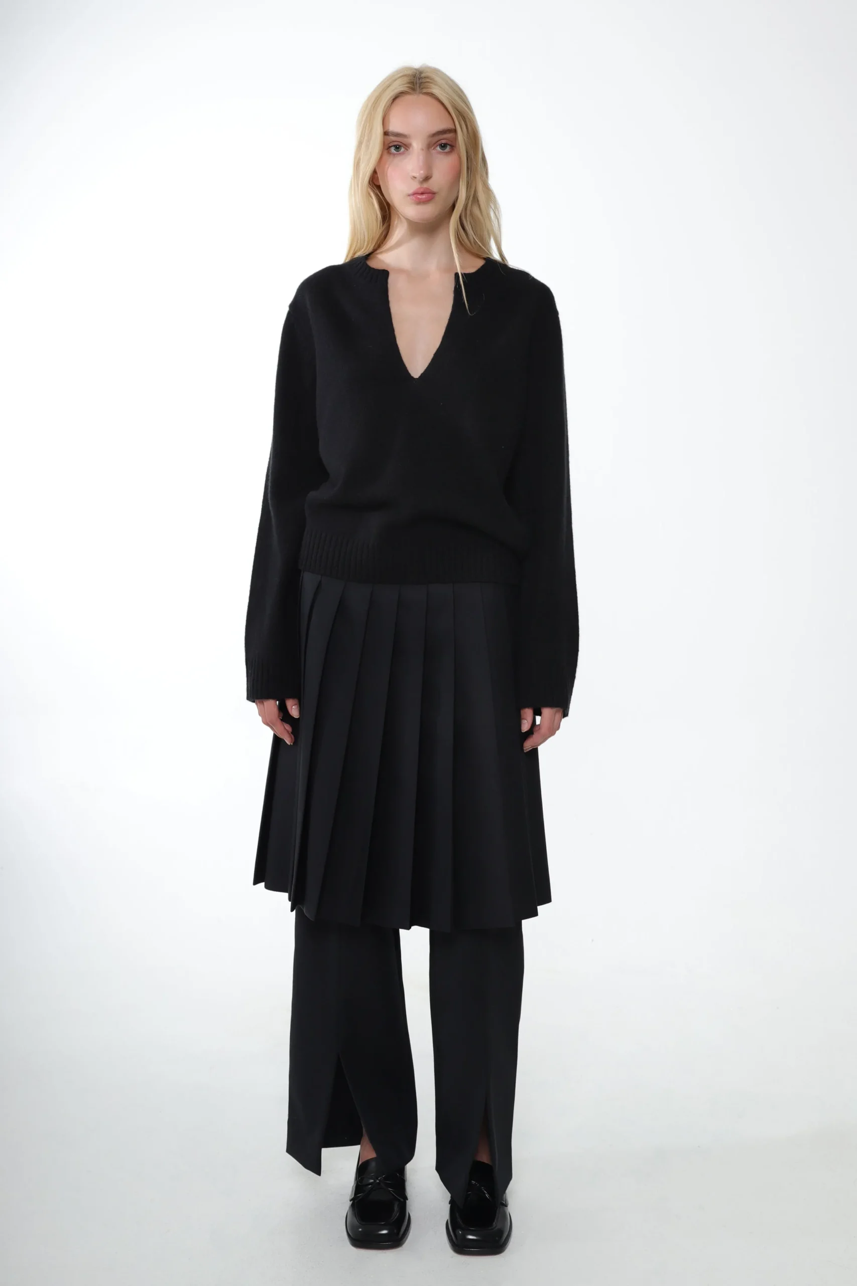 SANDY LIANG NESH CASHMERE SWEATER IN BLACK> Knits