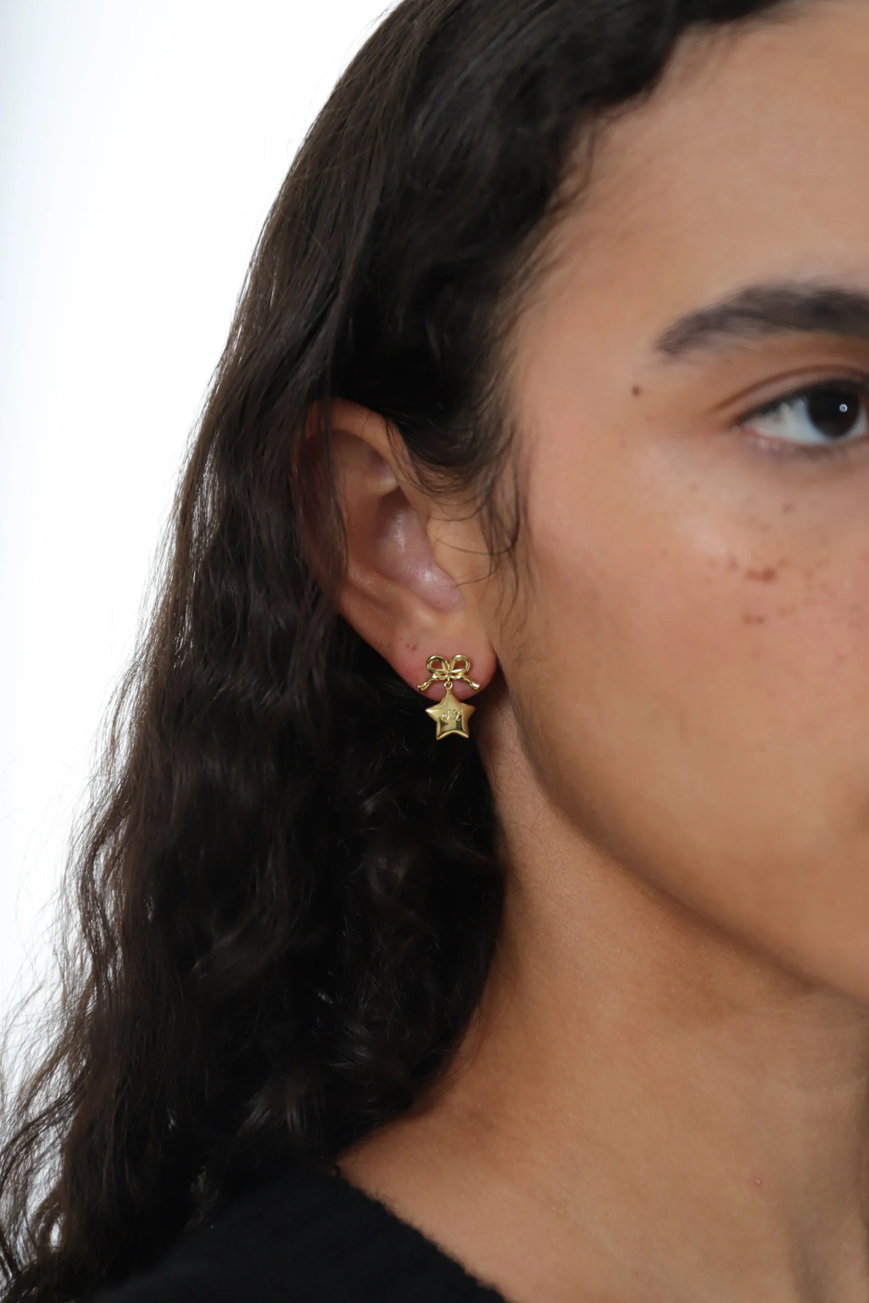 SANDY LIANG PIPPY STUDS IN GOLD VERMEIL> Earrings