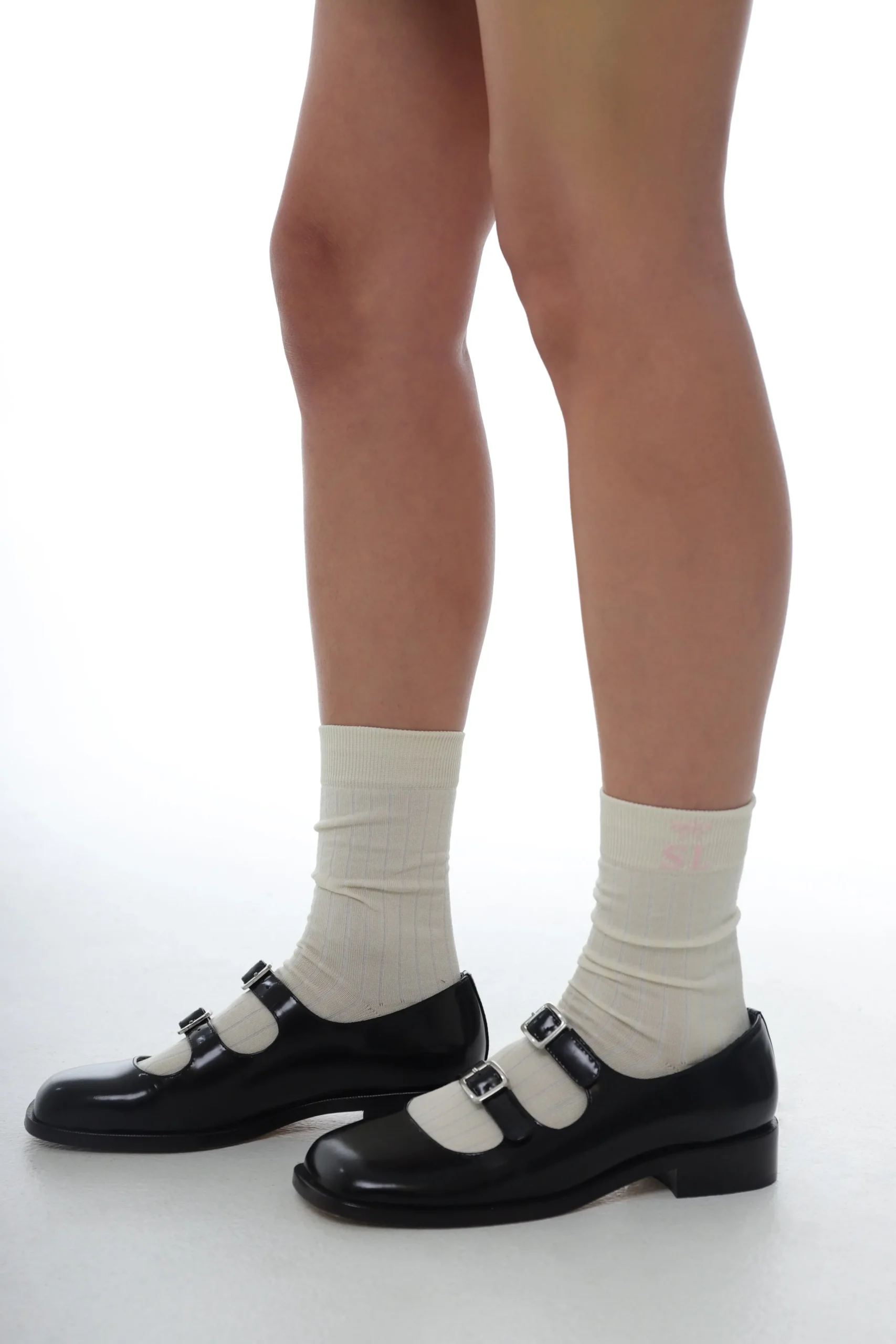 SANDY LIANG RIBBED MONOGRAM SOCK IN CREAM> Socks